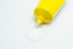 液体絆創膏ってなに？　利点と欠点、水絆創膏や塗る絆創膏とも呼ばれる瞬時に固まる水に強い医療品